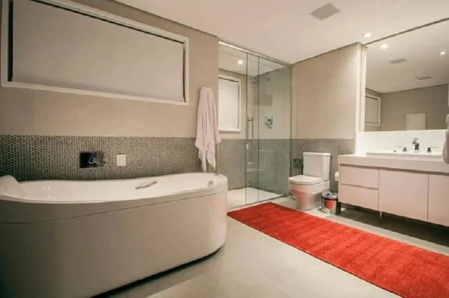 decoração de banheiro com tapete vermelho Foto Deborah Basso