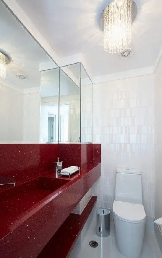 decoração de banheiro pequeno vermelho e branco  Foto Bernal Projetos