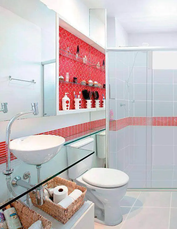 decoração de banheiro vermelho e branco com bancada de vidro Foto Emme Interiores