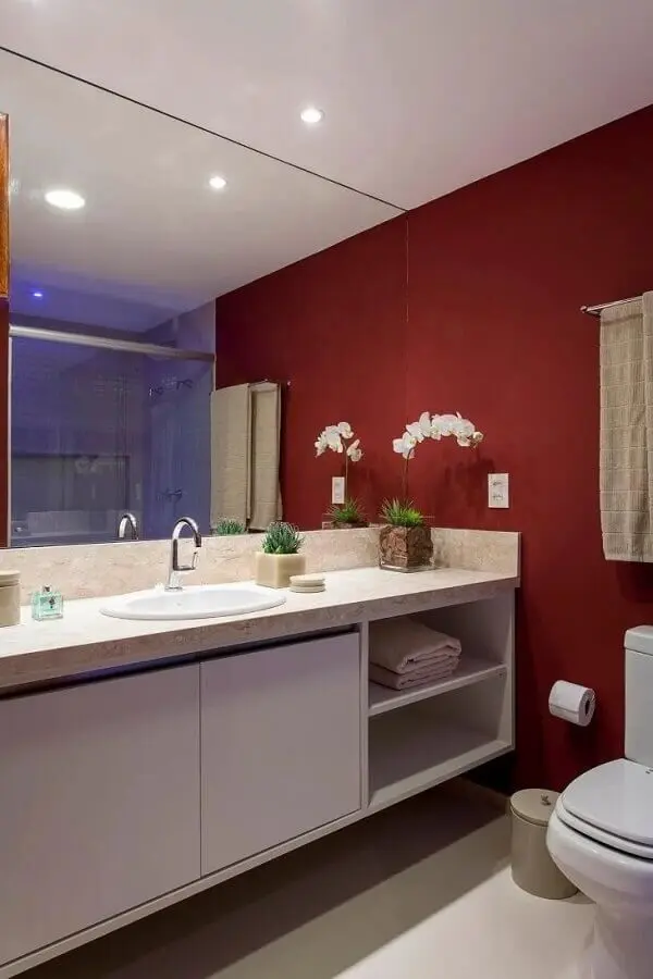 decoração de banheiro vermelho e branco com gabinete planejado Foto Casa de Valentina
