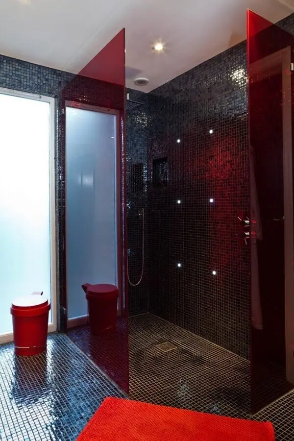 decoração de banheiro vermelho e preto Foto Boutique Homes