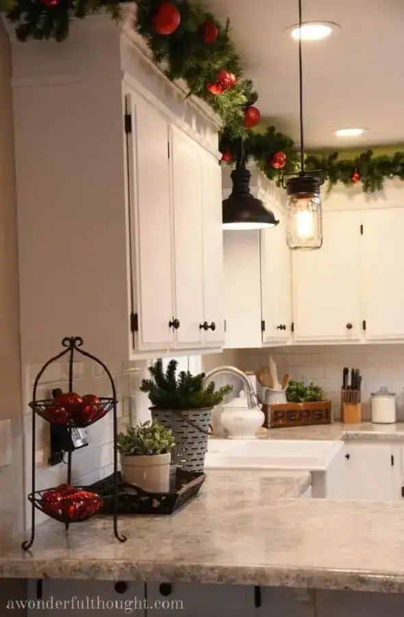 decoração de cozinha com festão de Natal decorado com bolas vermelhas Foto A Wonderful Thought