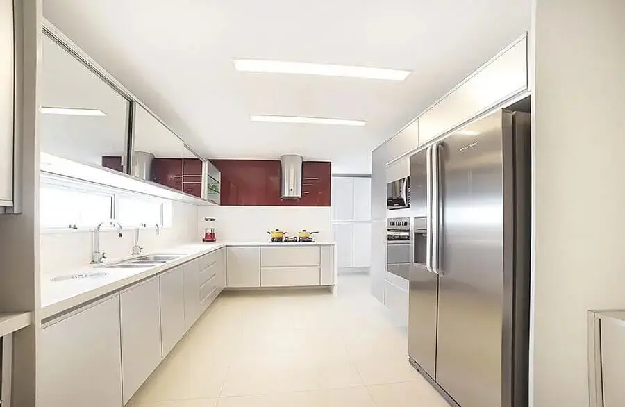 decoração de cozinha de canto ampla planejada toda branca com armário aéreo espelhado Foto FM Arquitetura