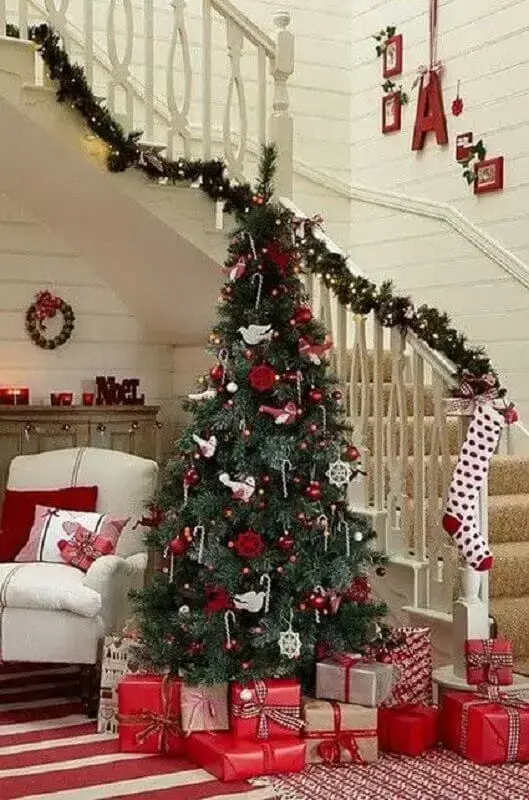 decoração de escada com festão de Natal Foto Elle Decor