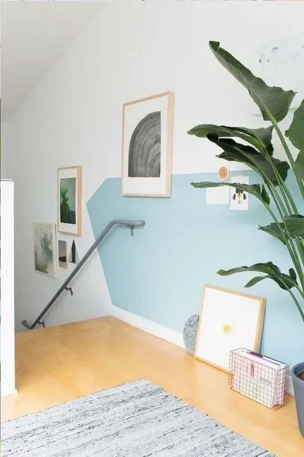 decoração de escada com pintura de parede geométrica azul e branca Foto Pinterest