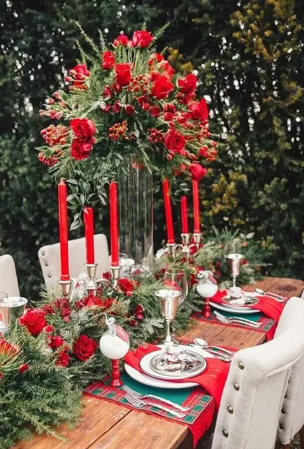 decoração de mesa natalina clássica com velas e rosas vermelhas Foto Style Me Pretty