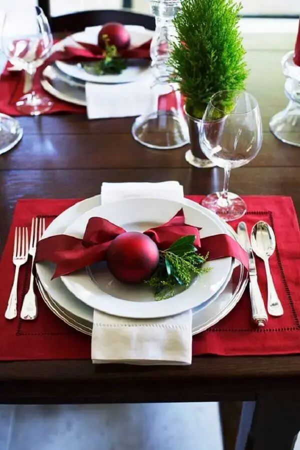 decoração de mesa natalina com bola vermelha decorada em prato Foto Pinterest