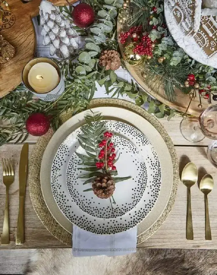 decoração de mesa natalina com folhagens bolas vermelhas e detalhes em dourado Foto Loving The Home Life