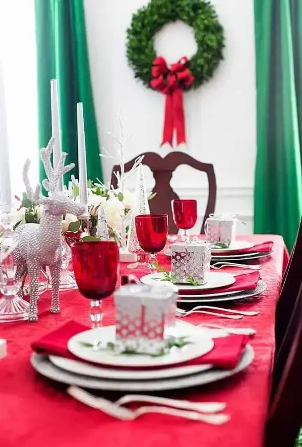decoração de mesa natalina com presentinho em cada prato Foto Pinterest
