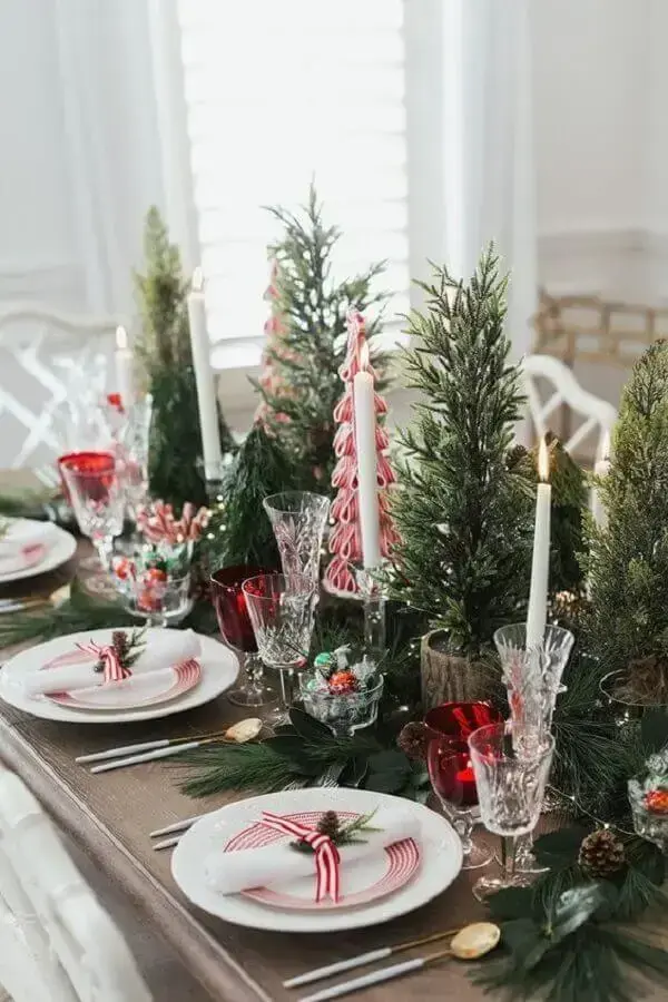 decoração de mesa natalina com velas e mini pinheiros de natal Foto Histórias de Casa