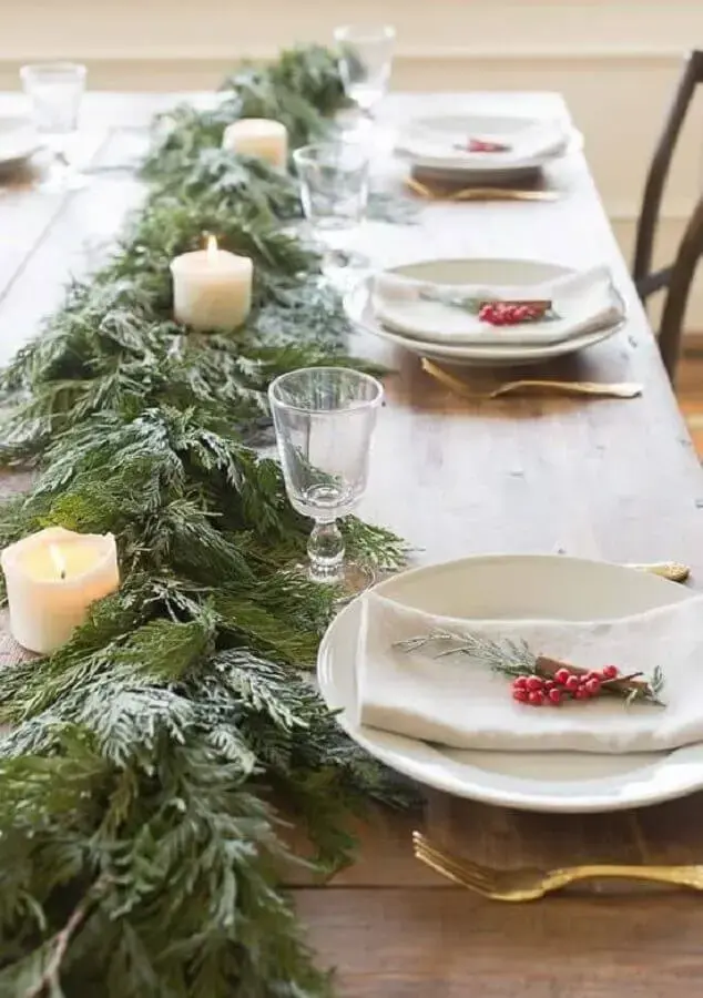 decoração de mesa natalina simples e rústica com velas e folhagens Foto Pinterest
