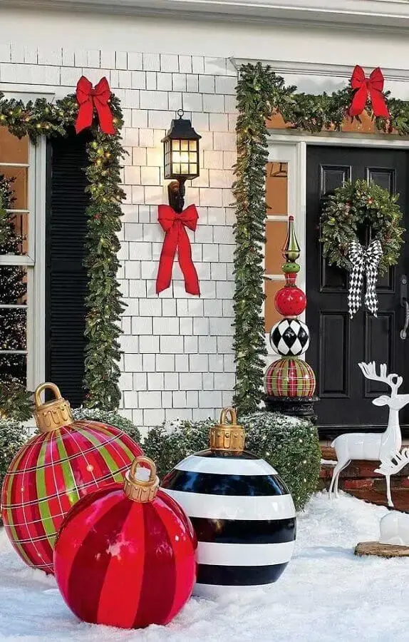 decoração de natal para área externa com festão de Natal com laços vermelhos Foto Pinterest