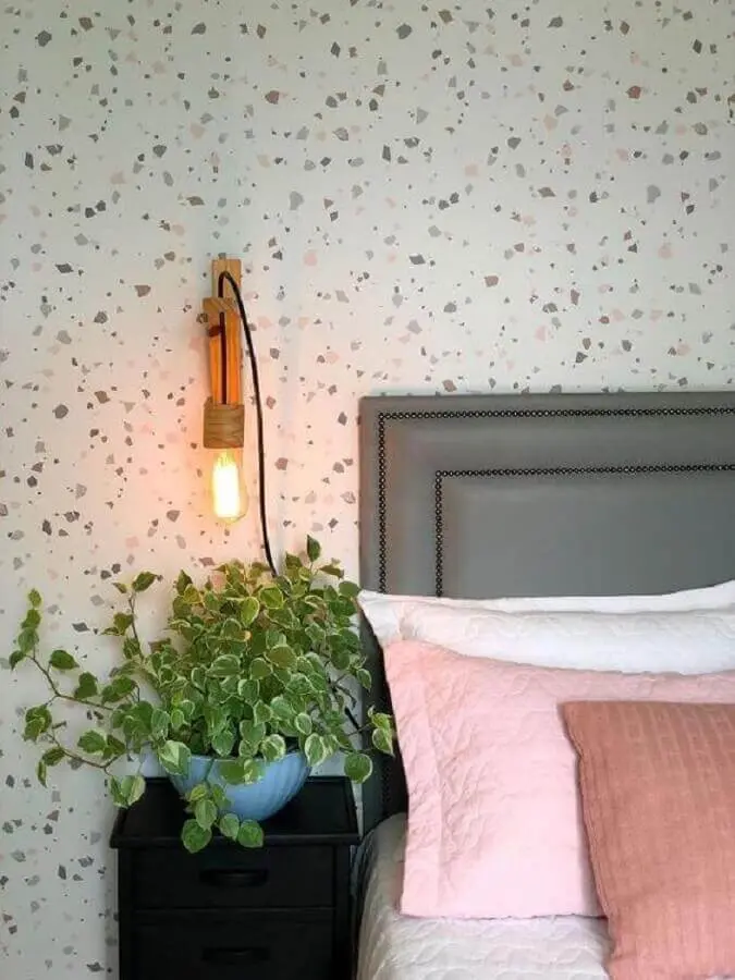 decoração de quarto com cabeceira cinza e luminária de madeira na parede Foto Casa de Valentina