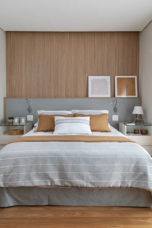decoração de quarto com cabeceira cinza e revestimento de madeira Foto Pinterest