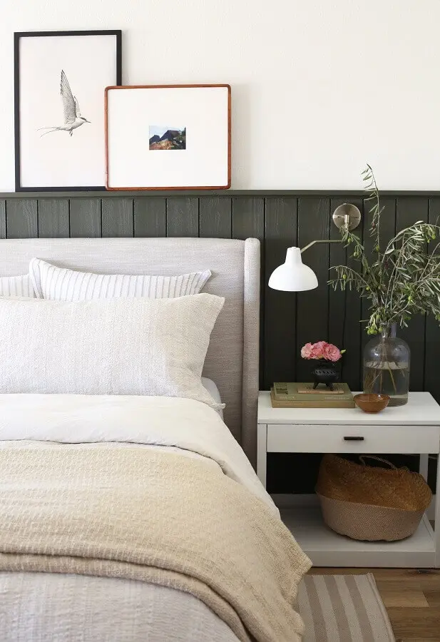 decoração de quarto de casal com cabeceira cinza claro Foto Juniper Home
