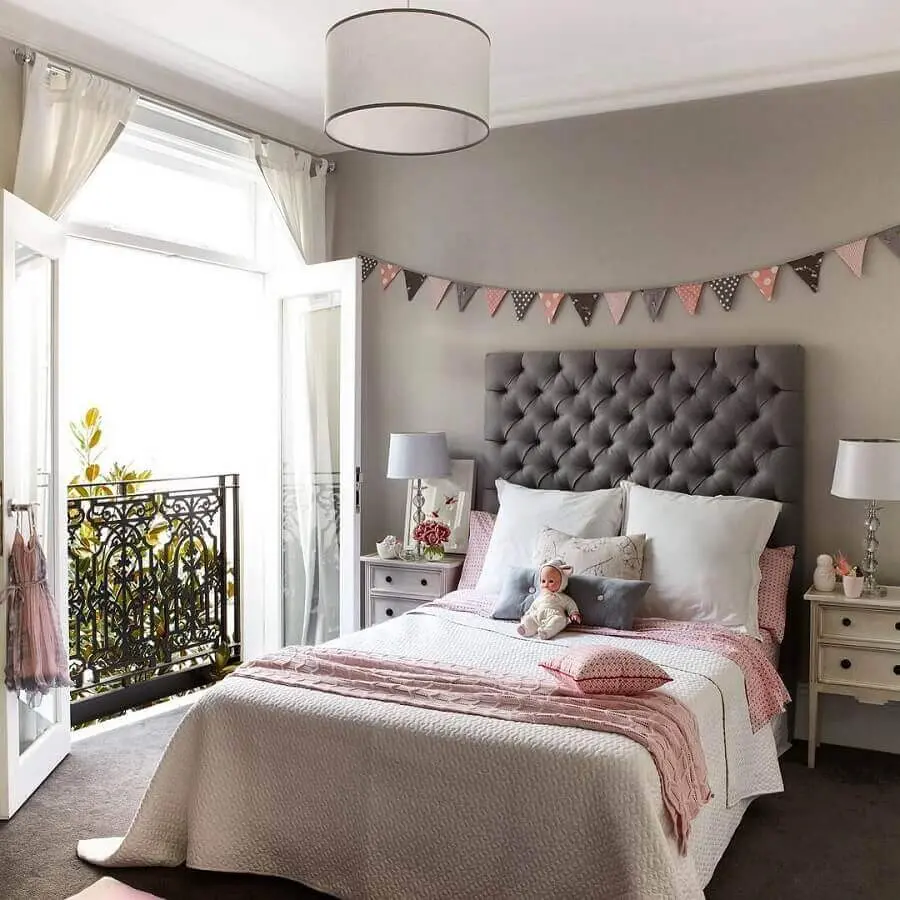decoração de quarto feminino com criado mudo branco e cabeceira capitonê cinza Foto Pinterest