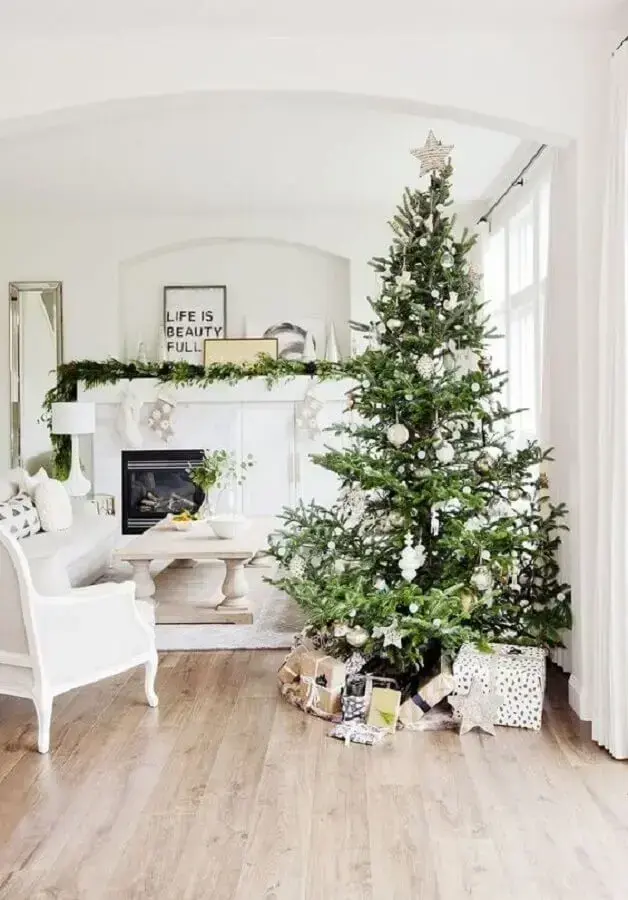 decoração de sala branca com árvore grande de Natal Foto Pinterest