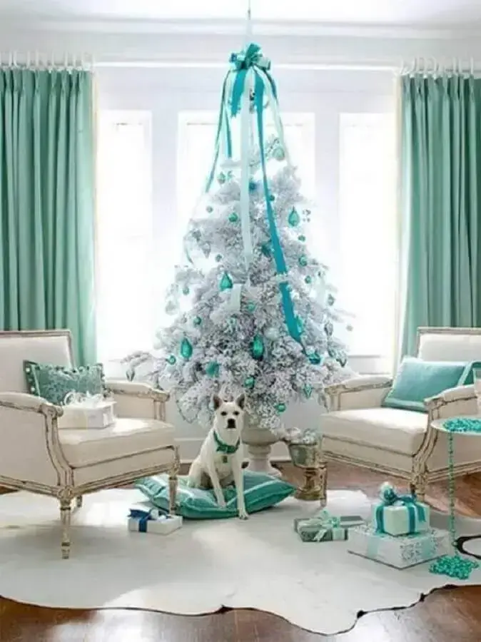 decoração de sala com árvore de Natal branca grande com enfeites azuis Foto Pinterest