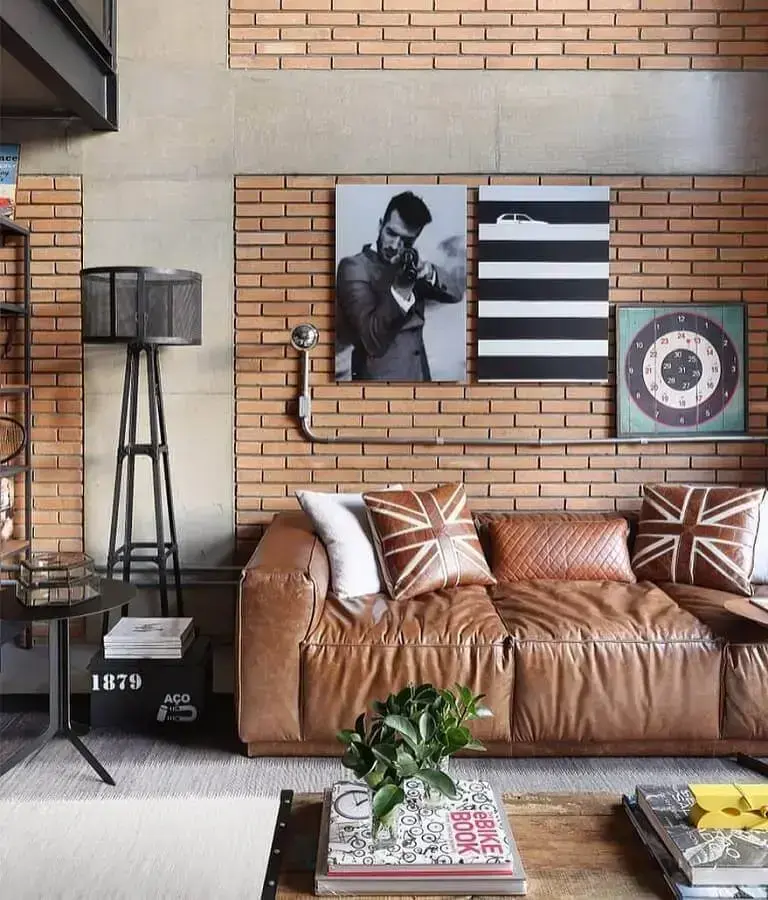 decoração de sala estilo industrial com parede de tijolinho e sofá 3 lugares confortável de couro Foto Pinterest