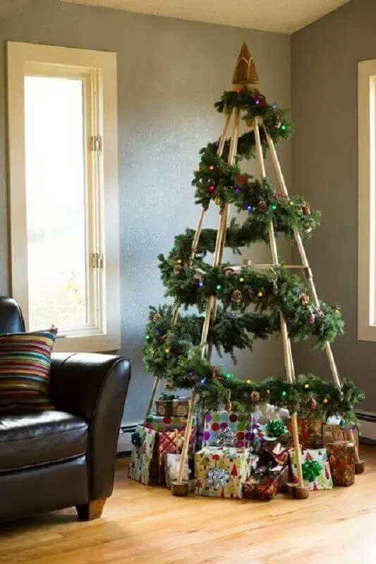 decoração de sala simples com árvore de Natal com festão Foto Reciclar e Decorar