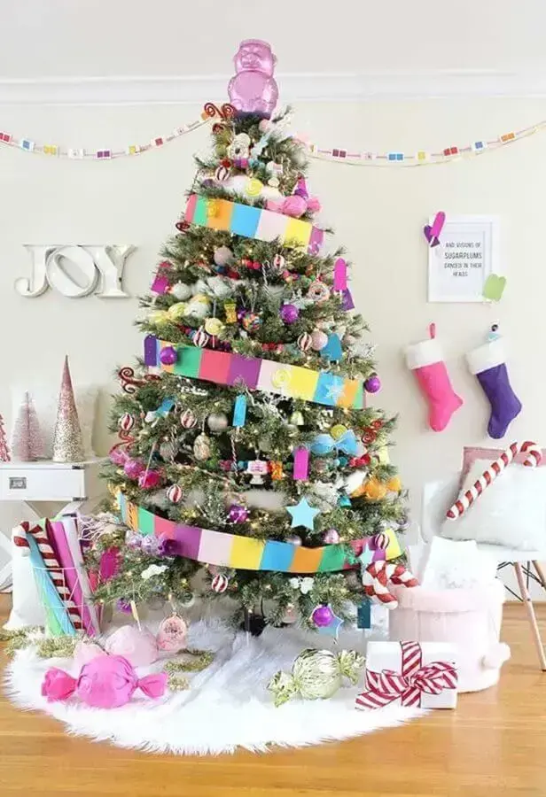 decoração divertida com árvore de Natal grande colorida Foto Pinterest