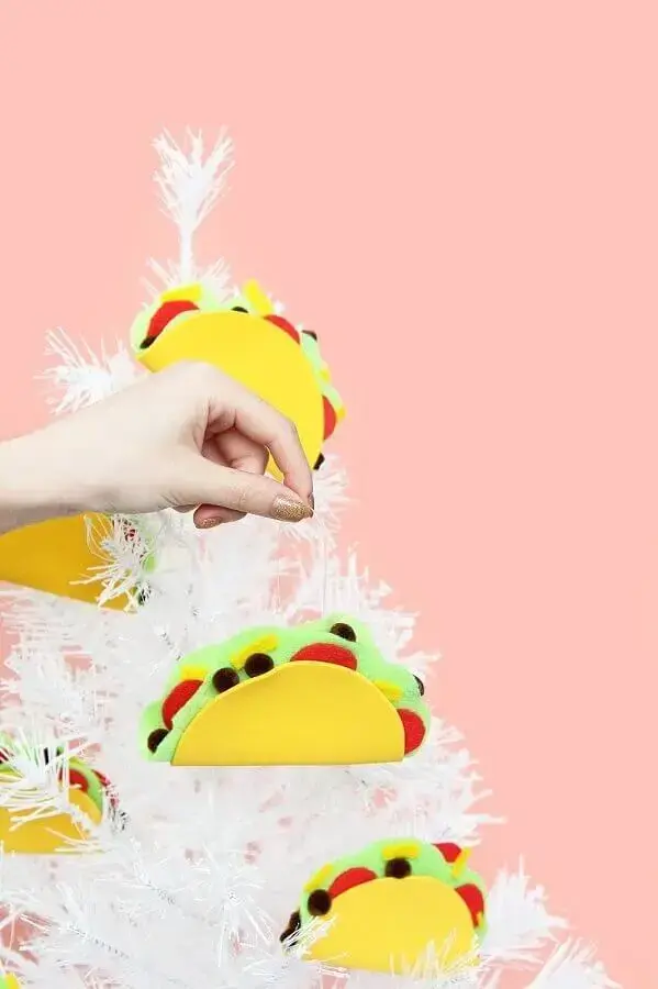 decoração divertida para árvore de natal branca com enfeites natalinos em eva Foto Pinterest