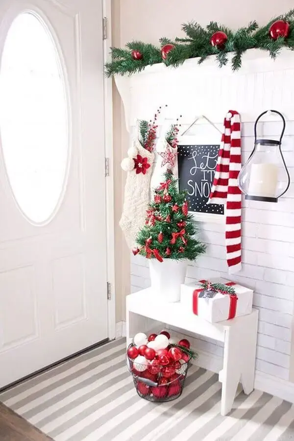 decoração hall de entrada branco com festão de Natal decorado com bolas vermelhas Foto Archidea