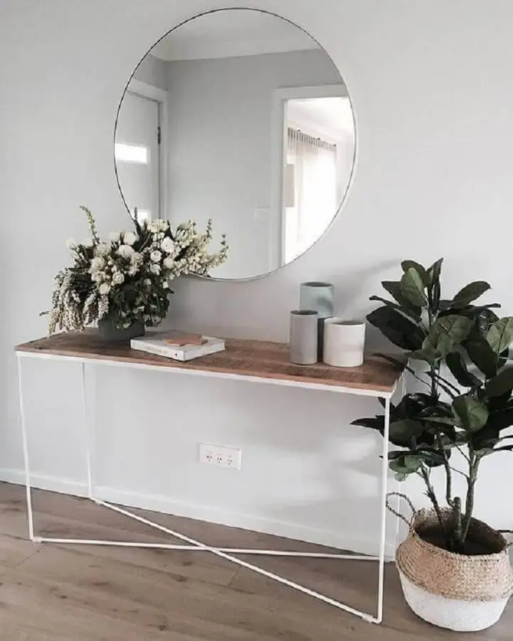 decoração minimalista com espelho redondo sem moldura e aparador branco Foto Decostore