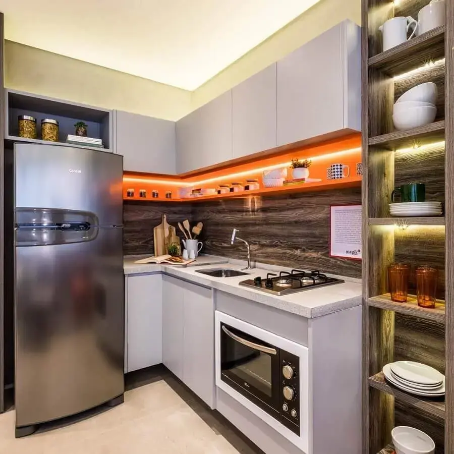 decoração moderna com nicho laranja para cozinha compacta de canto cinza claro Foto Cláudia Albertini Arquitetura