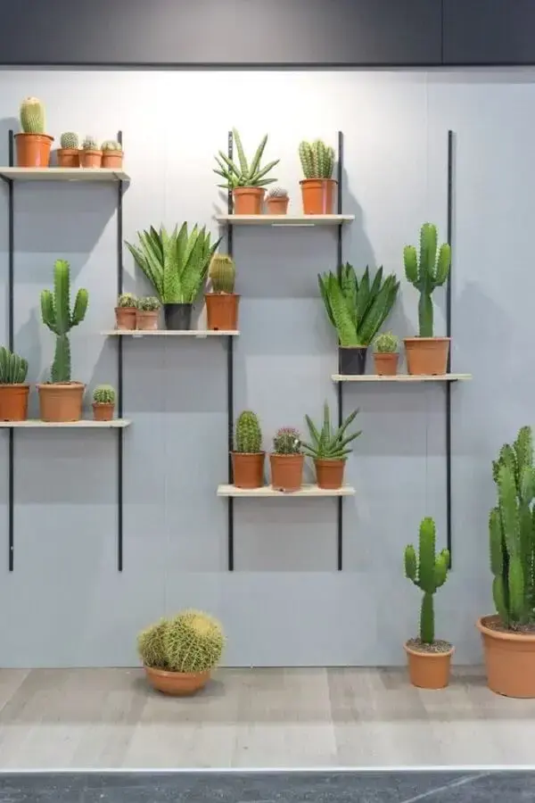 decoração moderna com prateleira suspensa para plantas Foto Urban Jungle Bloggers