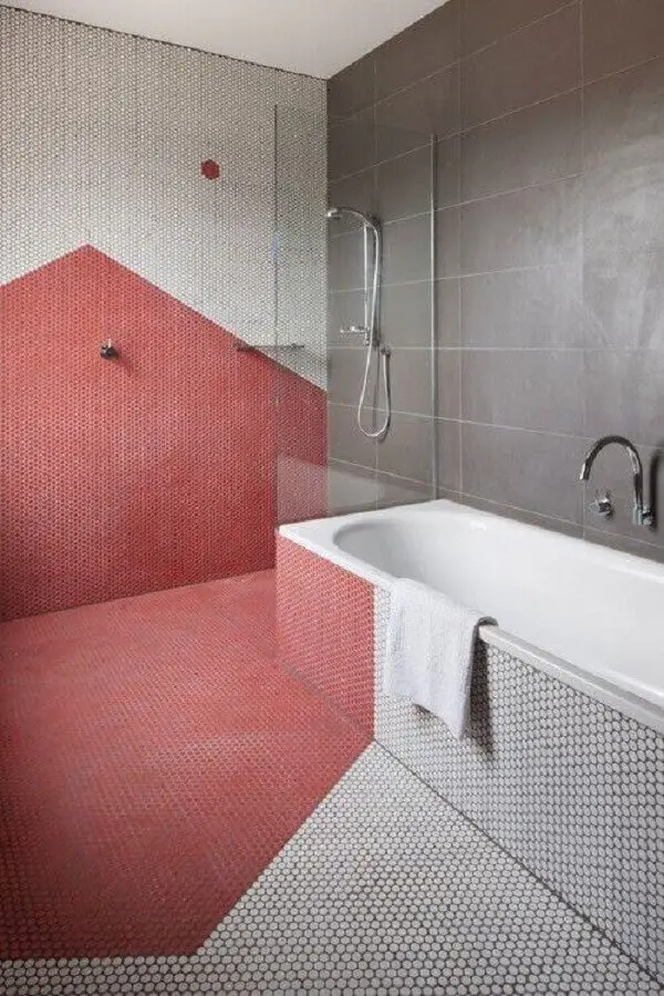 decoração moderna de banheiro vermelho e cinza com pastilhas hexagonal  Foto Futurist Architecture