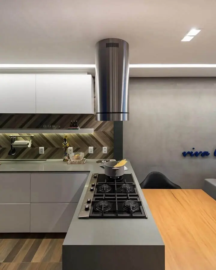 decoração moderna de cozinha de canto planejada cinza com bancada gourmet Foto Arquitetando Ideias