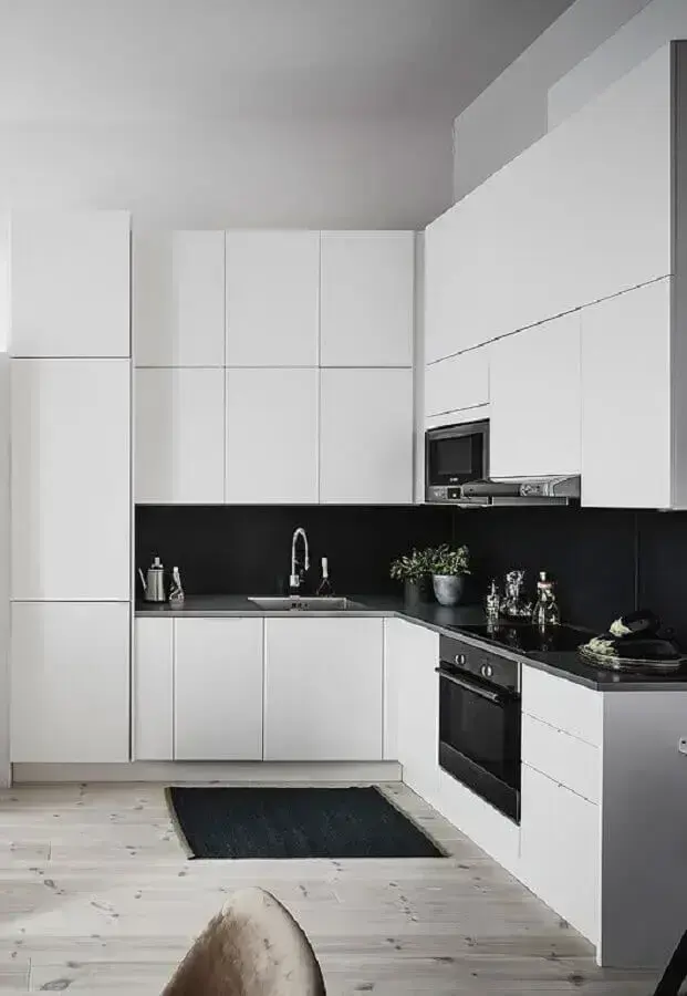 decoração moderna para cozinha planejada de canto branca e preta Foto Coco Lapine Design