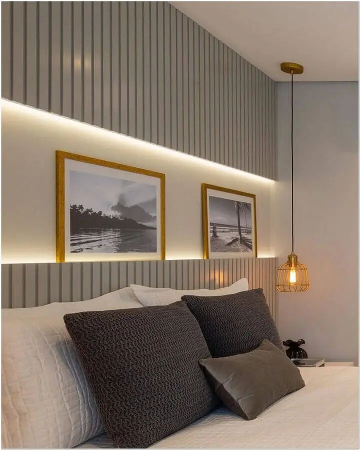 decoração para quarto de casal com cabeceira cinza de madeira e pendente aramado Foto Jeito de Casa