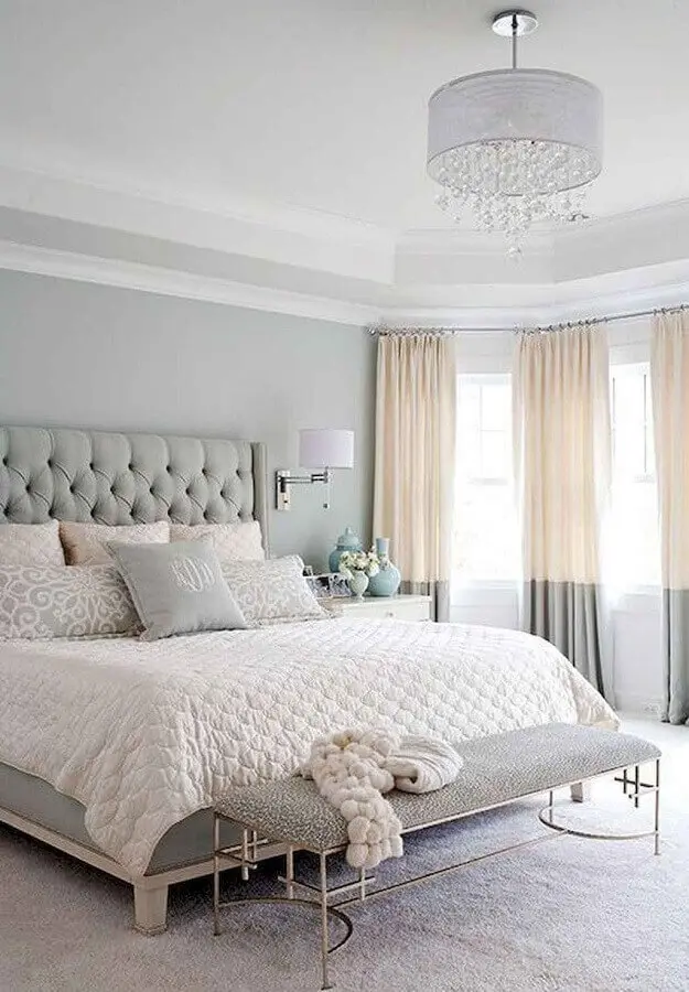 decoração romântica para quarto de casal com cabeceira capitonê cinza claro Foto Only Here Only Now