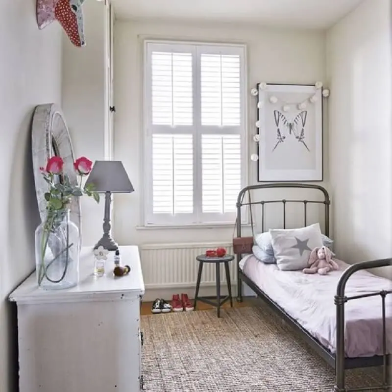 decoração simples com cama de ferro para quarto pequeno de solteiro Foto Ideal Home