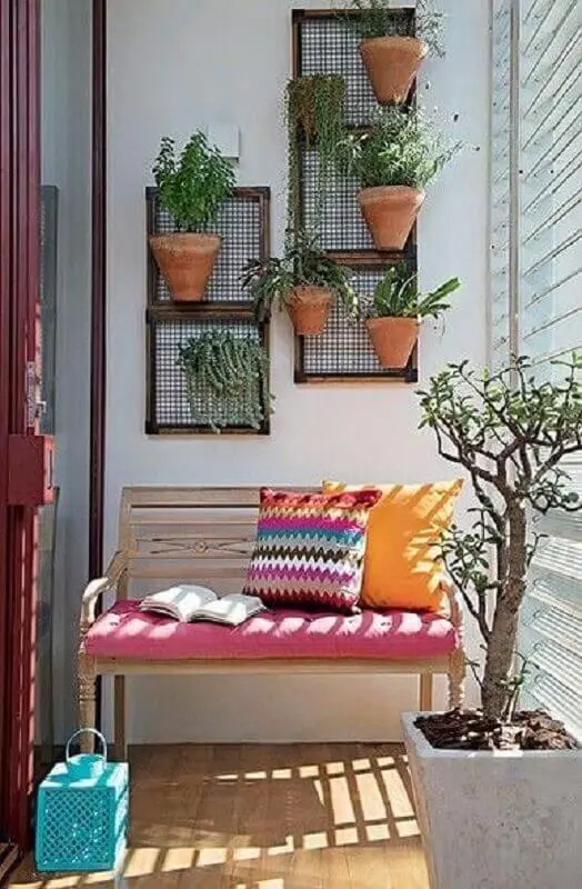 decoração simples com plantas para varanda pequena com banco de madeira Foto Simples Decoração