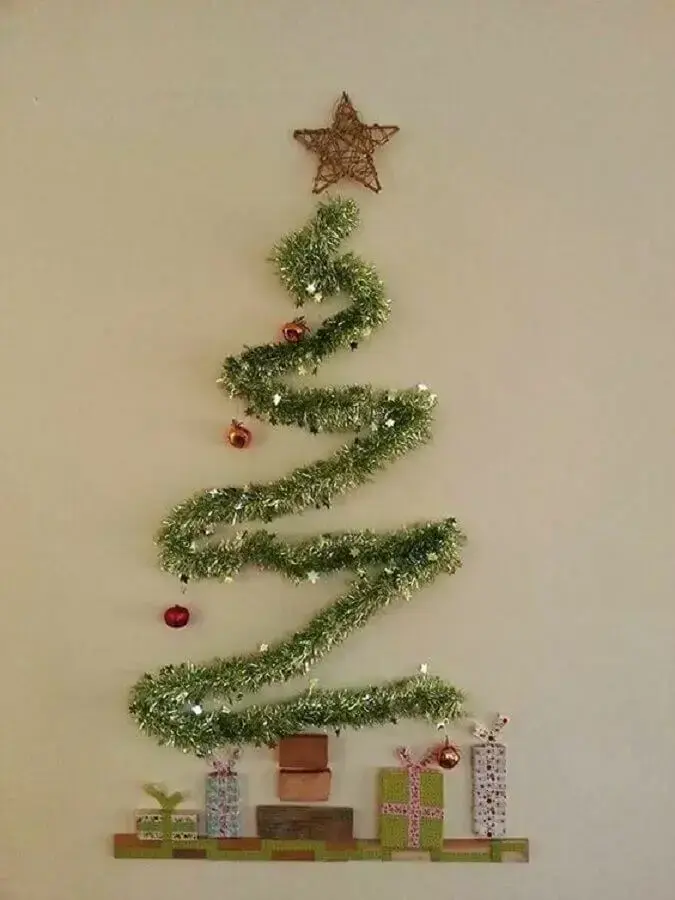 decoração simples com árvore feita com festão de Natal na parede Foto Reciclar e Decorar