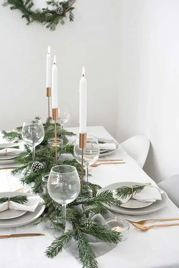 decoração simples e minimalista com enfeite de mesa natalino Foto Elle Decor