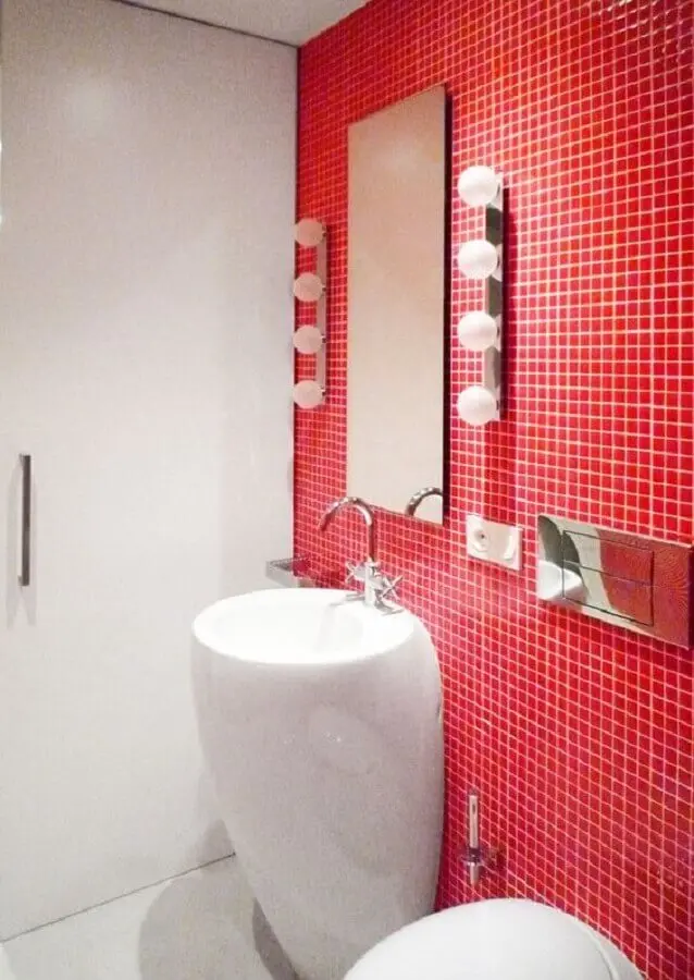 decoração simples para banheiro com pastilha vermelha Foto Archinect