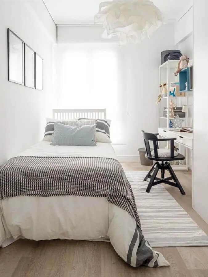decoração simples para quarto de solteiro pequeno todo branco Foto Editions de l'Arkhan