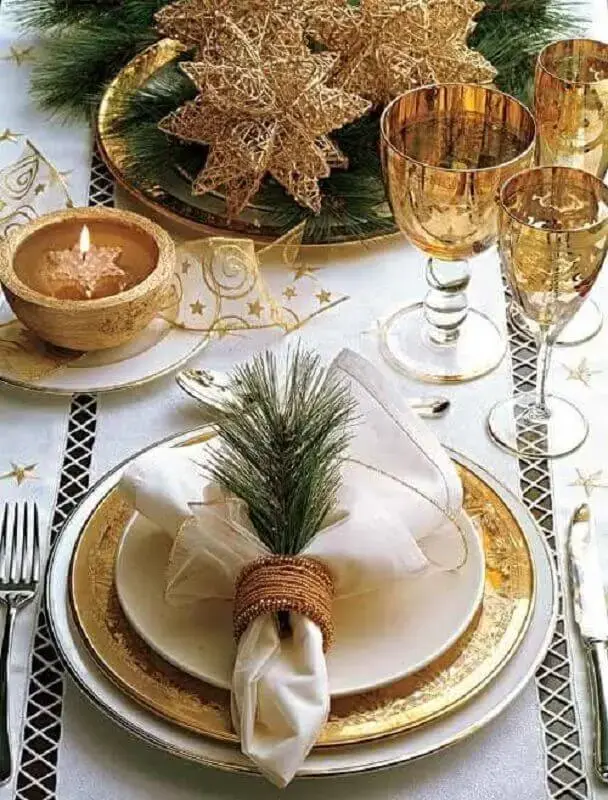 decoração sofisticada para mesa natalina dourada Foto Pinterest