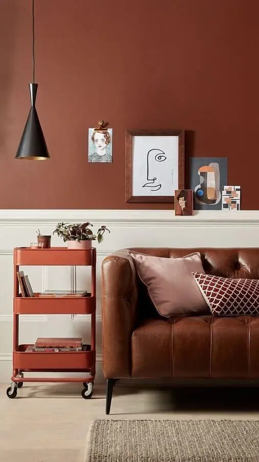 decoração tons terrosos para sala com sofá de couro Foto Pinterest