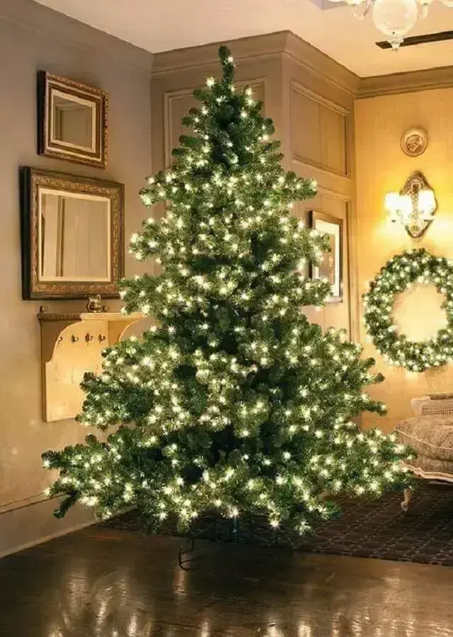 decoração árvore de natal grande com pisca pisca Foto Absolute Christmas