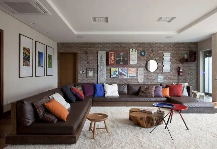 detalhes em tons terrosos para decoração de sala ampla com sofá de couro Foto Juliana Pippi