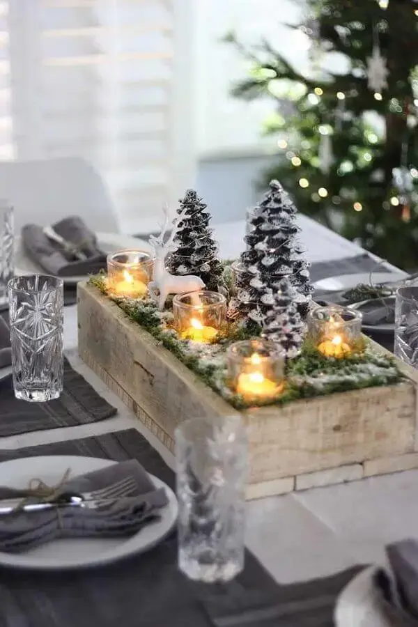 tips for rustic Christmas decorations with mini pine trees and candles Photo Elle Decor