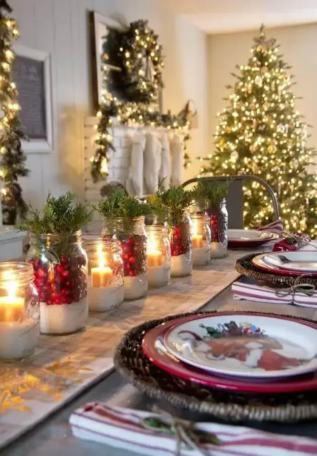 Christmas table ornament with candles and themed plates Photo Pinterest