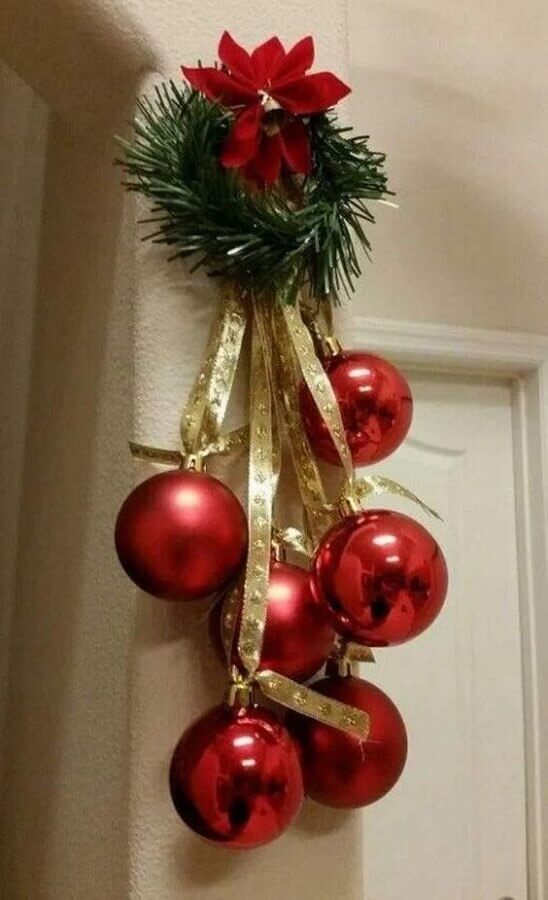 enfeite natalino para porta com bolas vermelhas Foto Pinterest