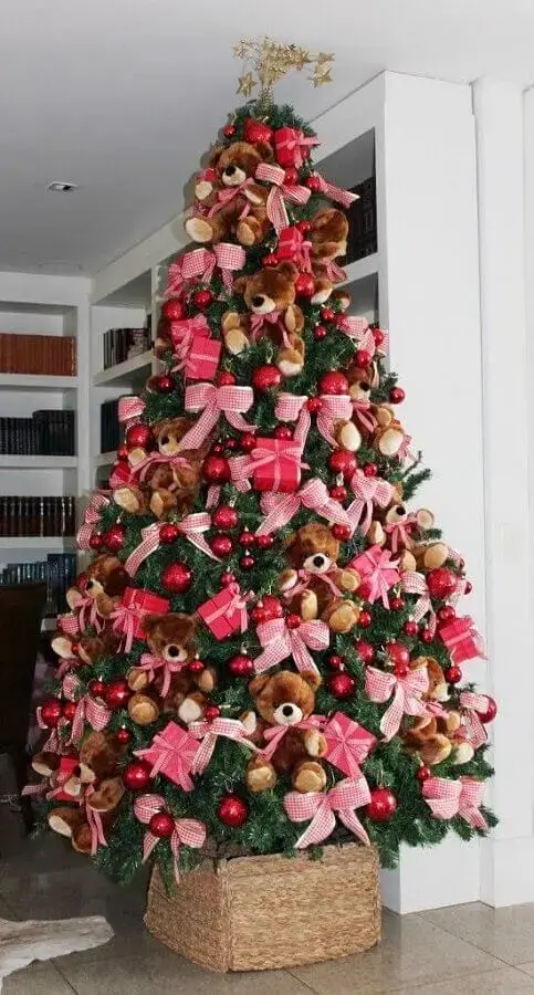 enfeite natalino para árvore com bolas vermelhas e ursinhos de pelúcia Foto Espaço Mulher