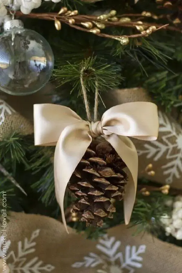 enfeite natalino para árvore com pinha decorada com laço de cetim Foto Pinterest